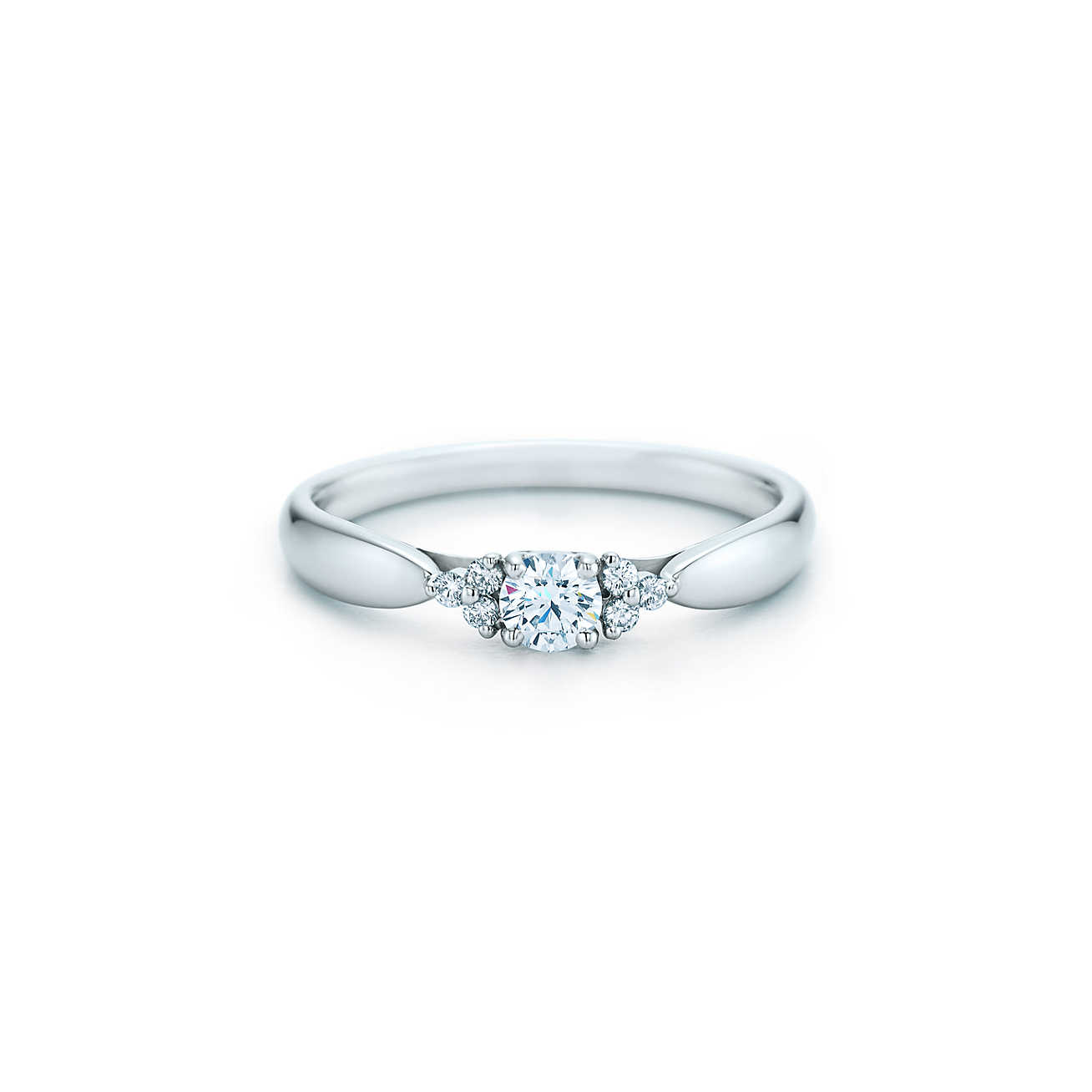 TIFFANY HARMONY™ 钻石戒指，点缀侧钻