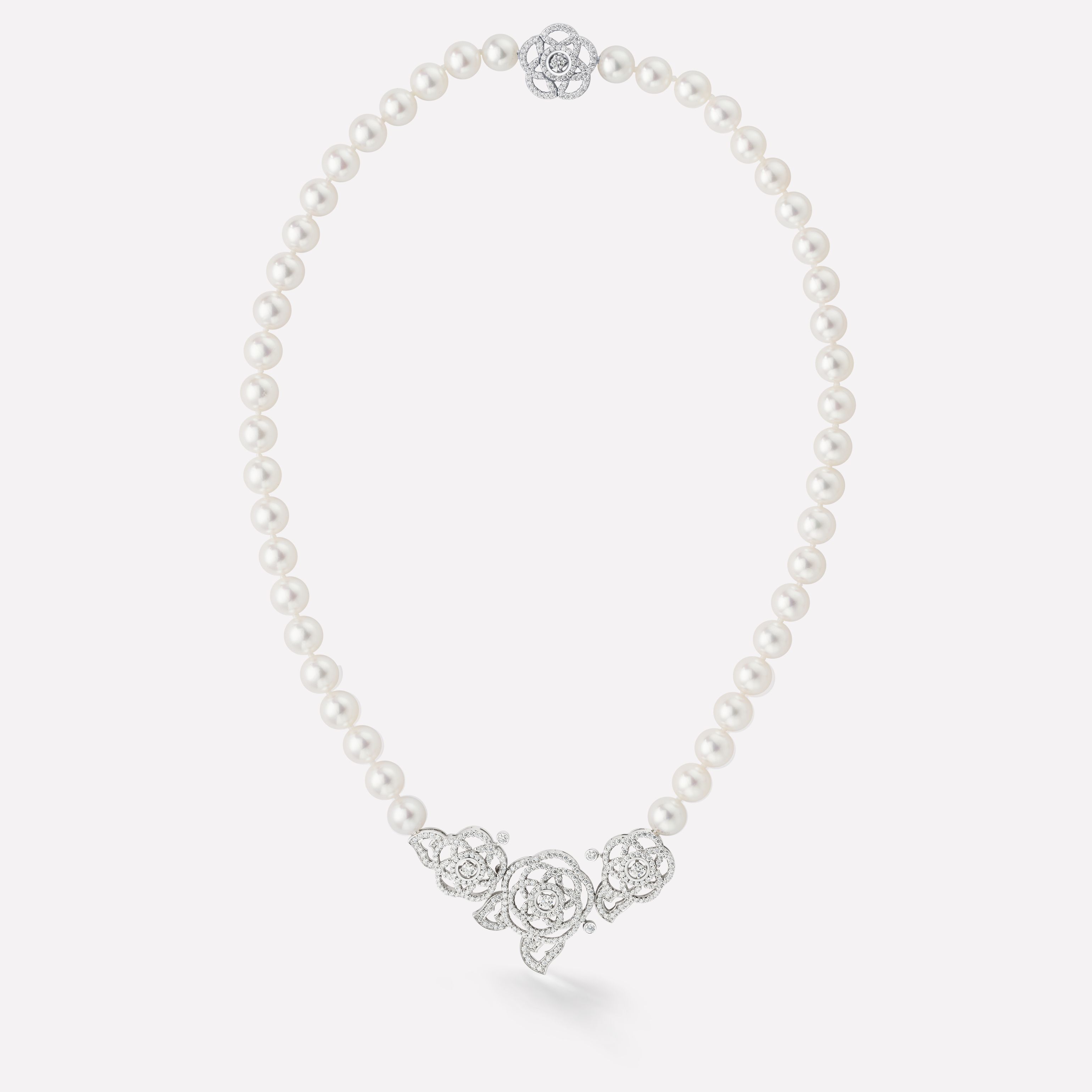 CAMÉLIA系列项链 镂空山茶花花束图案，白18K金，镶嵌钻石与珍珠