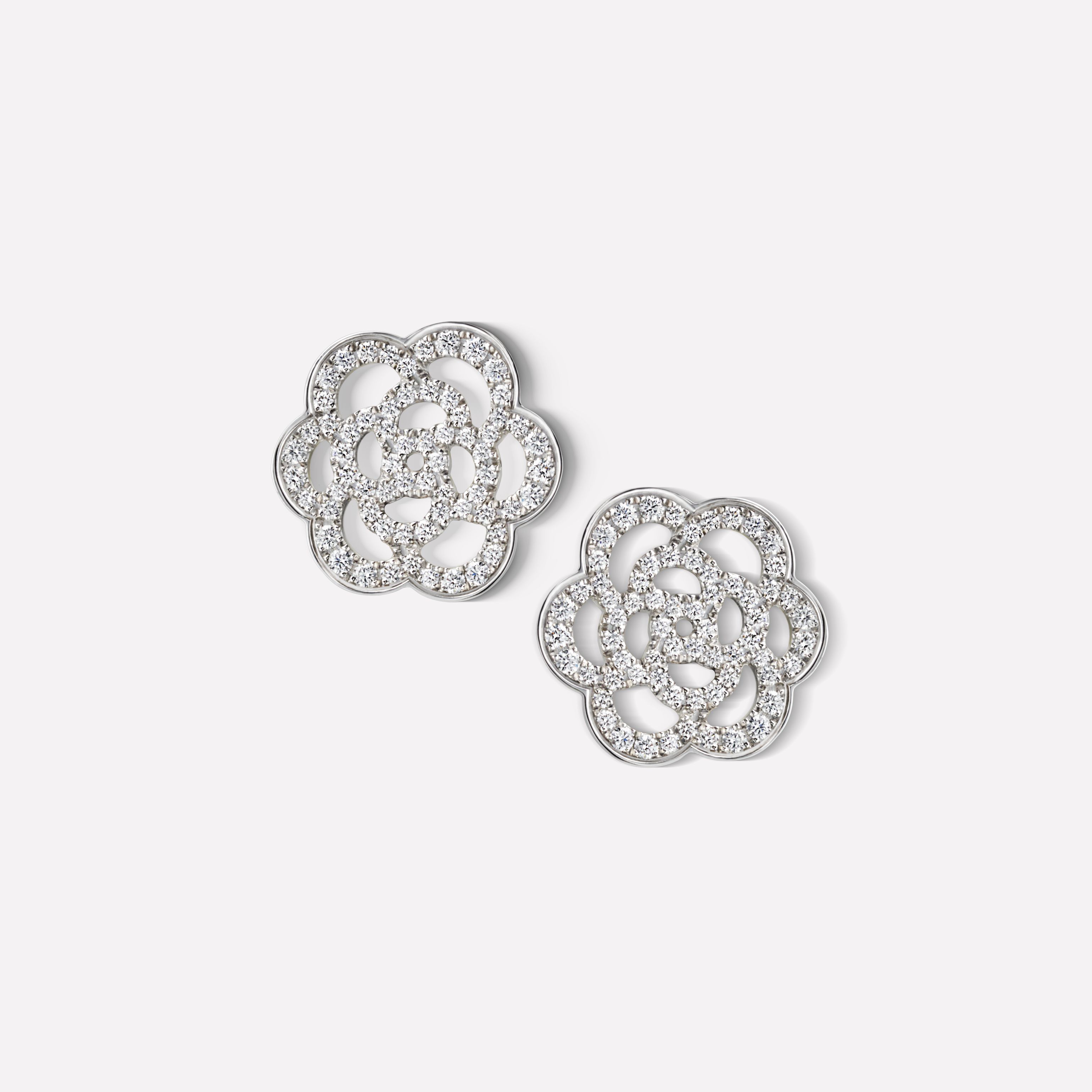 CAMÉLIA系列耳环 镂空山茶花图案，白18K金，镶嵌钻石