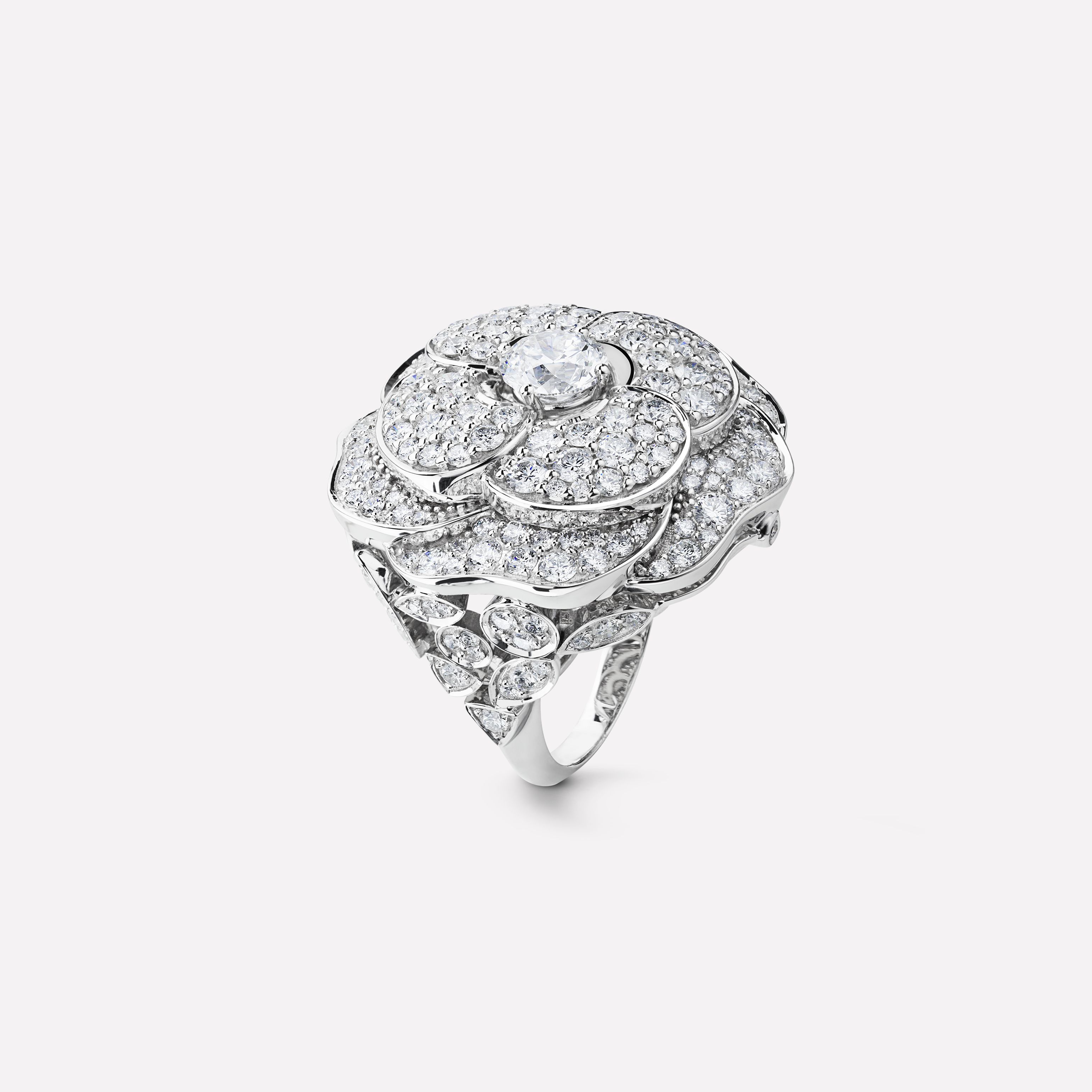 CAMÉLIA系列戒指 奢华款，山茶花花瓣图案，白18K金，镶嵌钻石与中央主钻