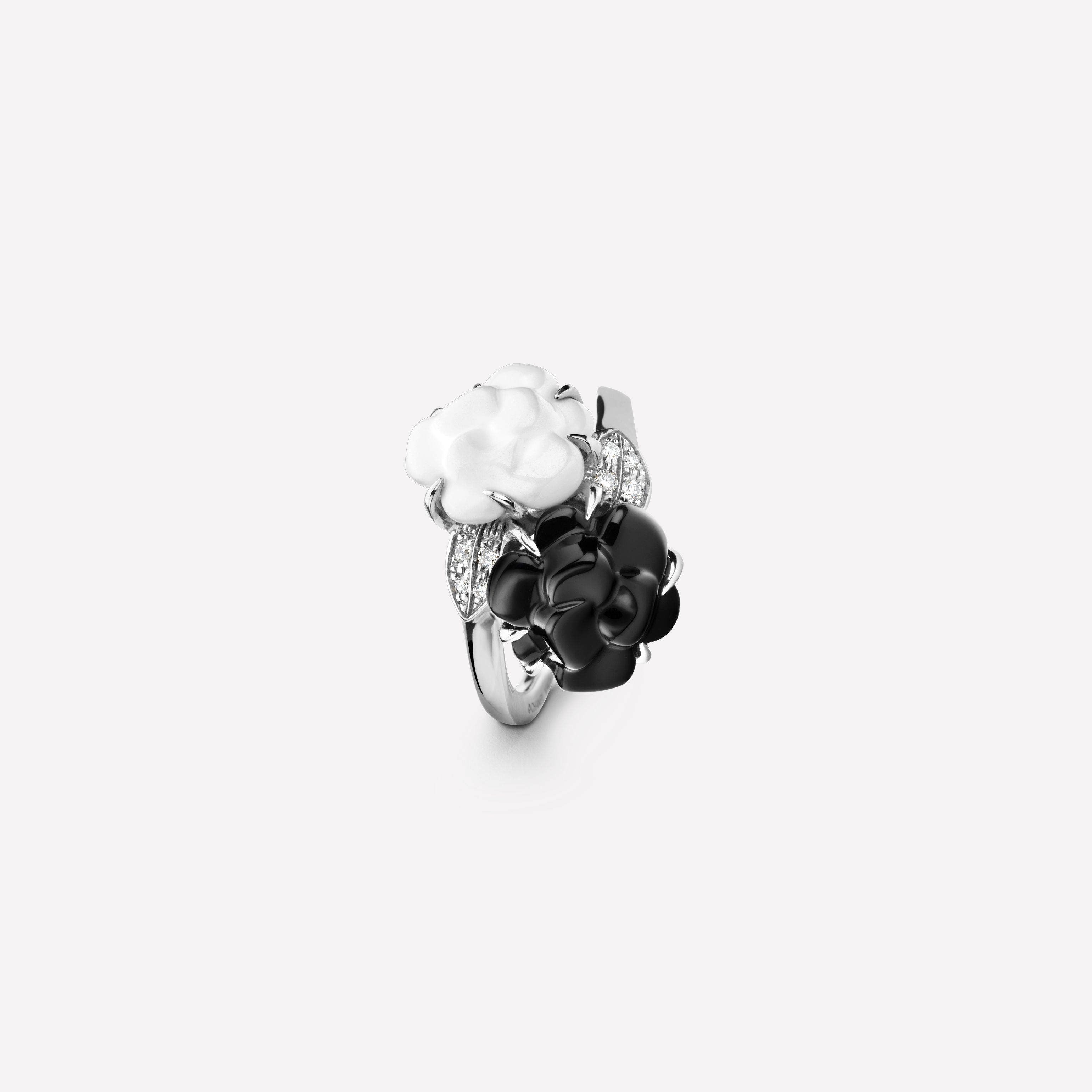 CAMÉLIA系列戒指 雕刻双山茶花设计，白色玛瑙与黑色缟玛瑙，白18K金，镶嵌钻石