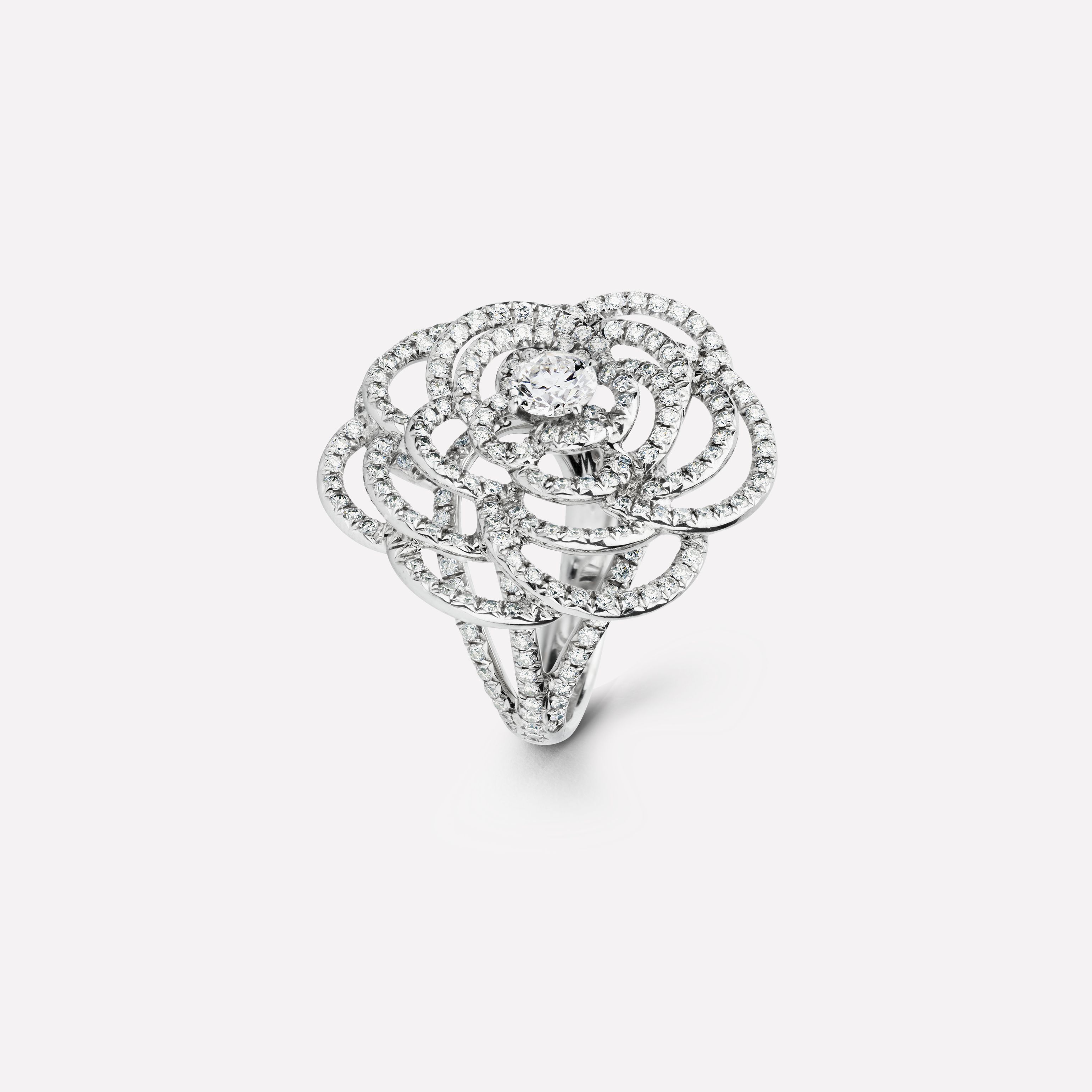 CAMÉLIA系列戒指 镂空山茶花图案，白18K金，镶嵌钻石与中央主钻
