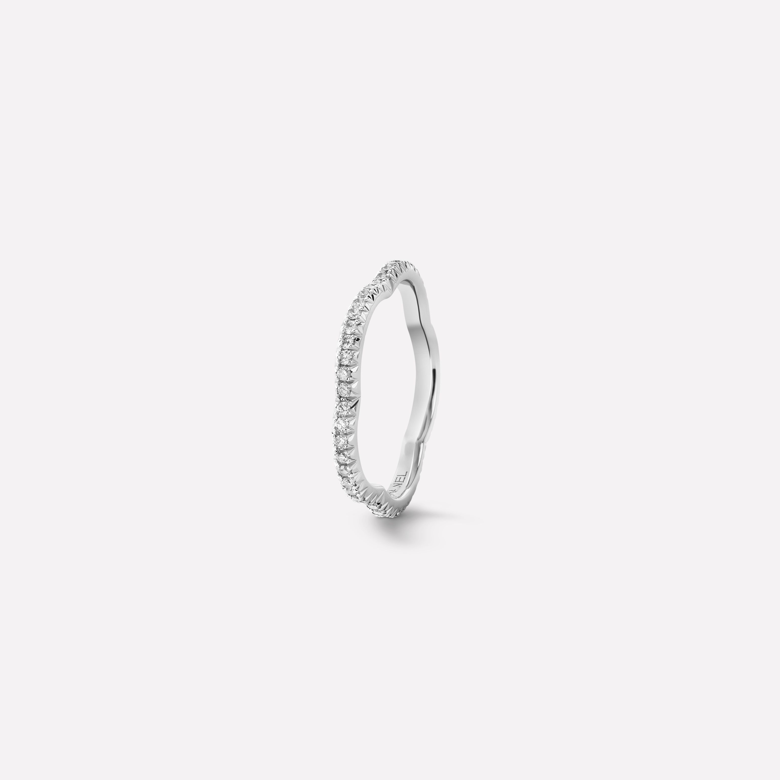 CAMÉLIA系列戒指 山茶花轮廓造型，白18K金，镶嵌钻石