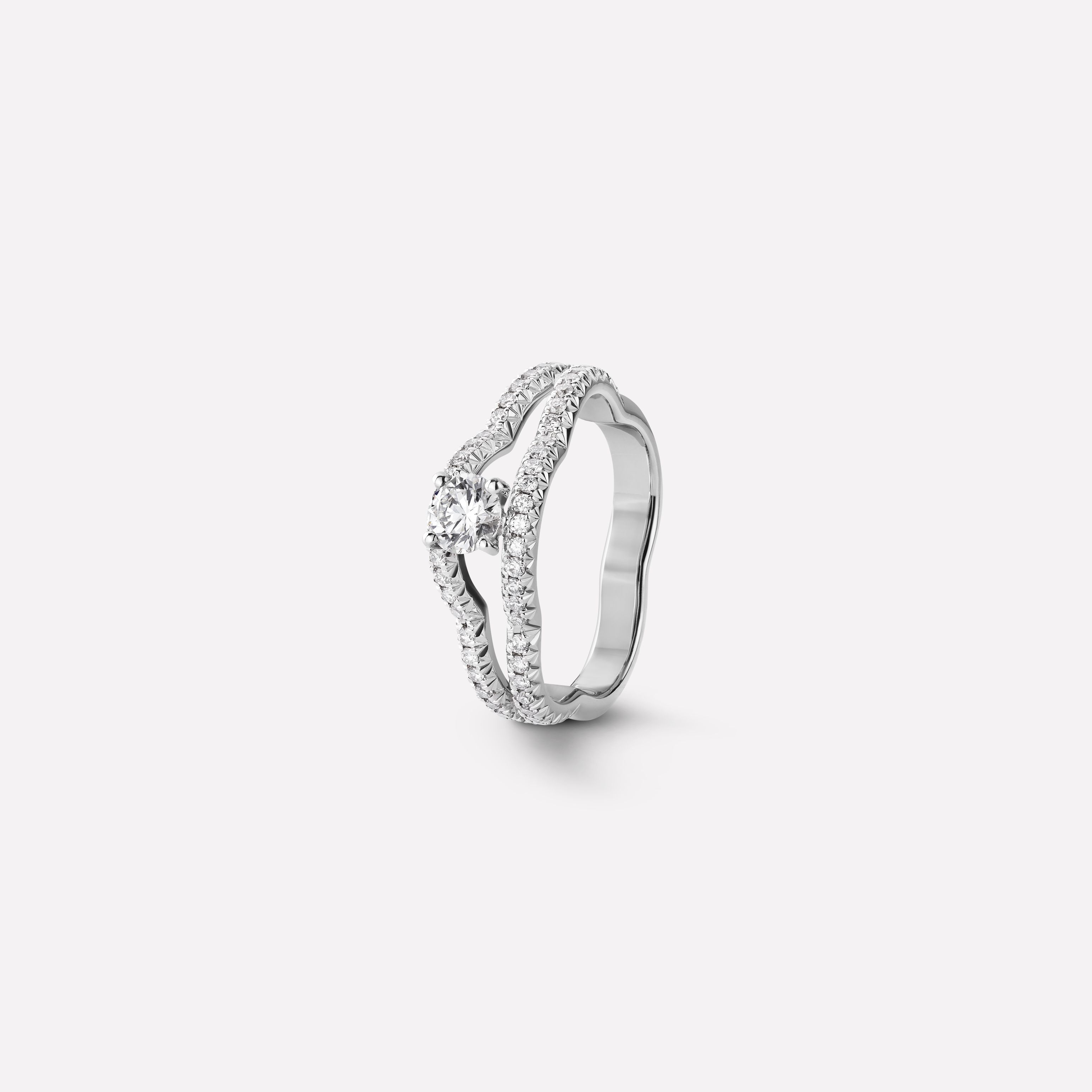 CAMÉLIA系列戒指 山茶花轮廓造型，白18K金，镶嵌钻石与中央主钻