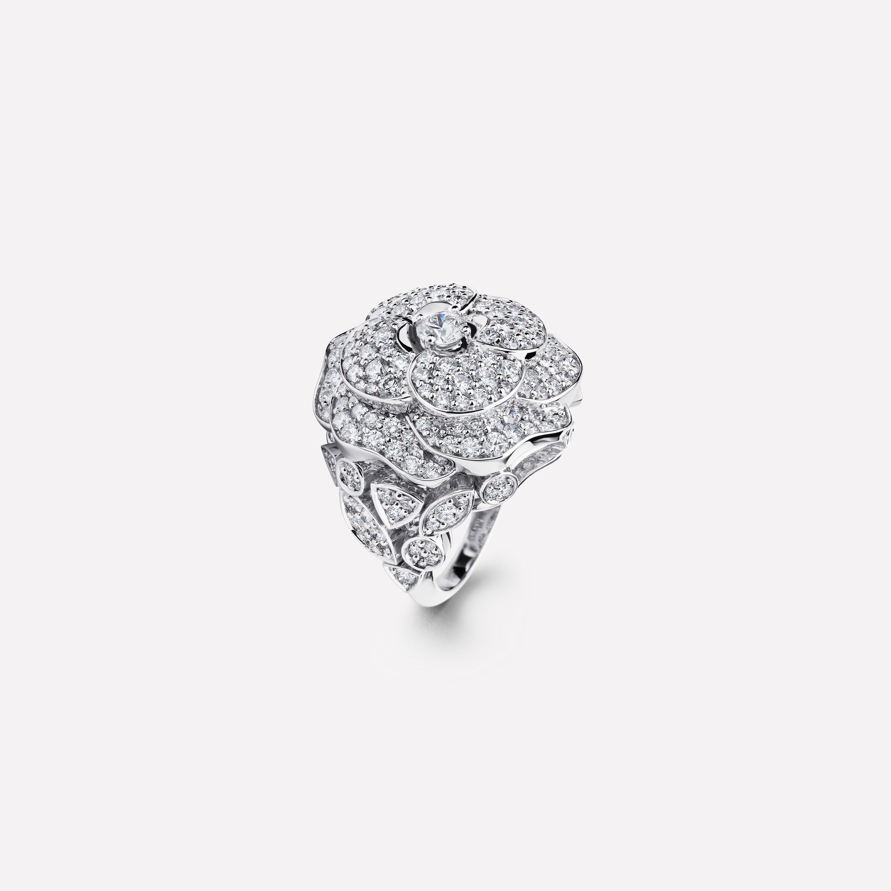CAMÉLIA系列戒指 山茶花花瓣图案，精致款，白18K金，镶嵌钻石与中央主钻