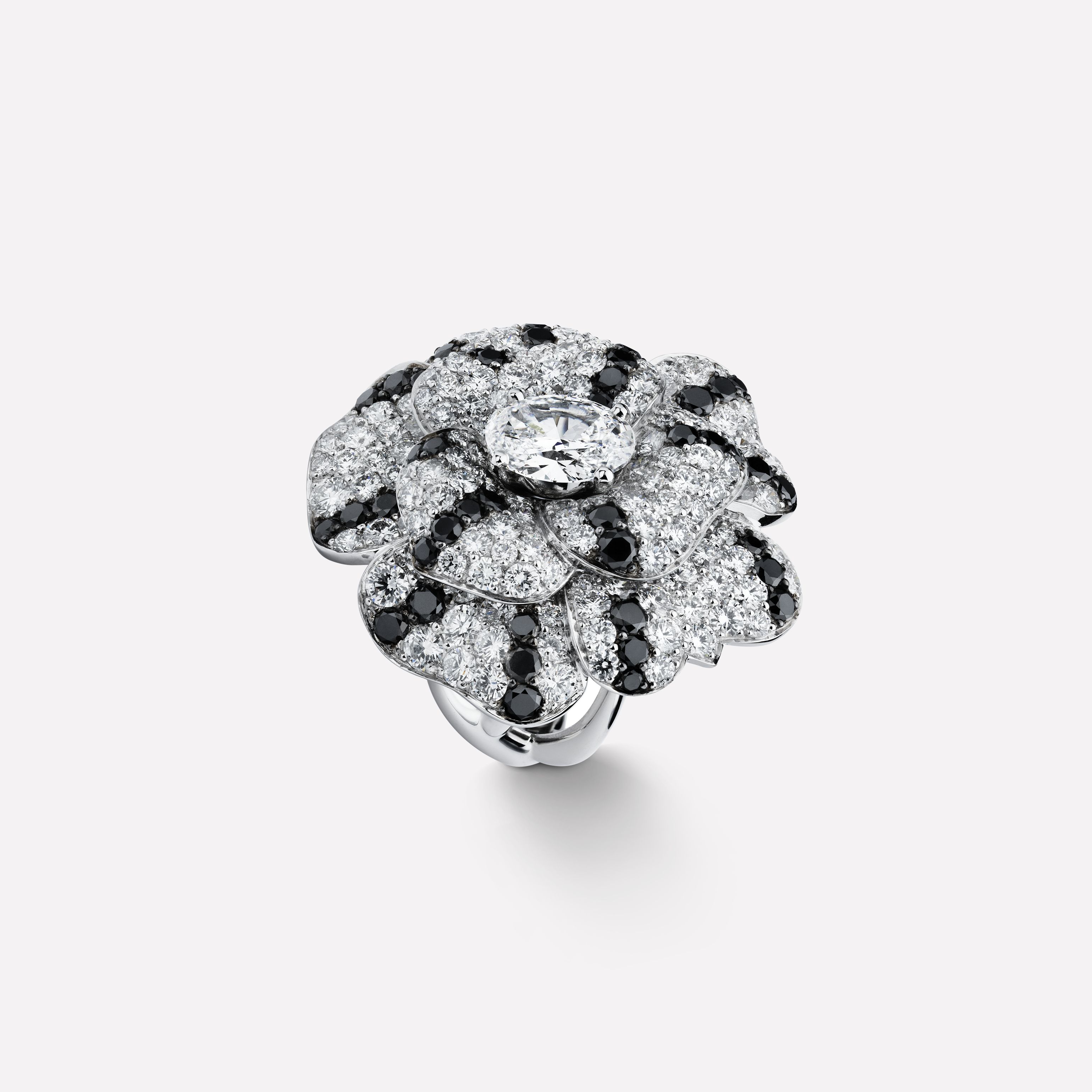 CAMÉLIA系列戒指 山茶花花瓣图案，白18K金，镶嵌黑钻与中央主钻
